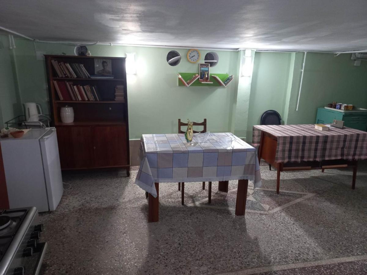 Feola Hostel Kutaisi Ngoại thất bức ảnh