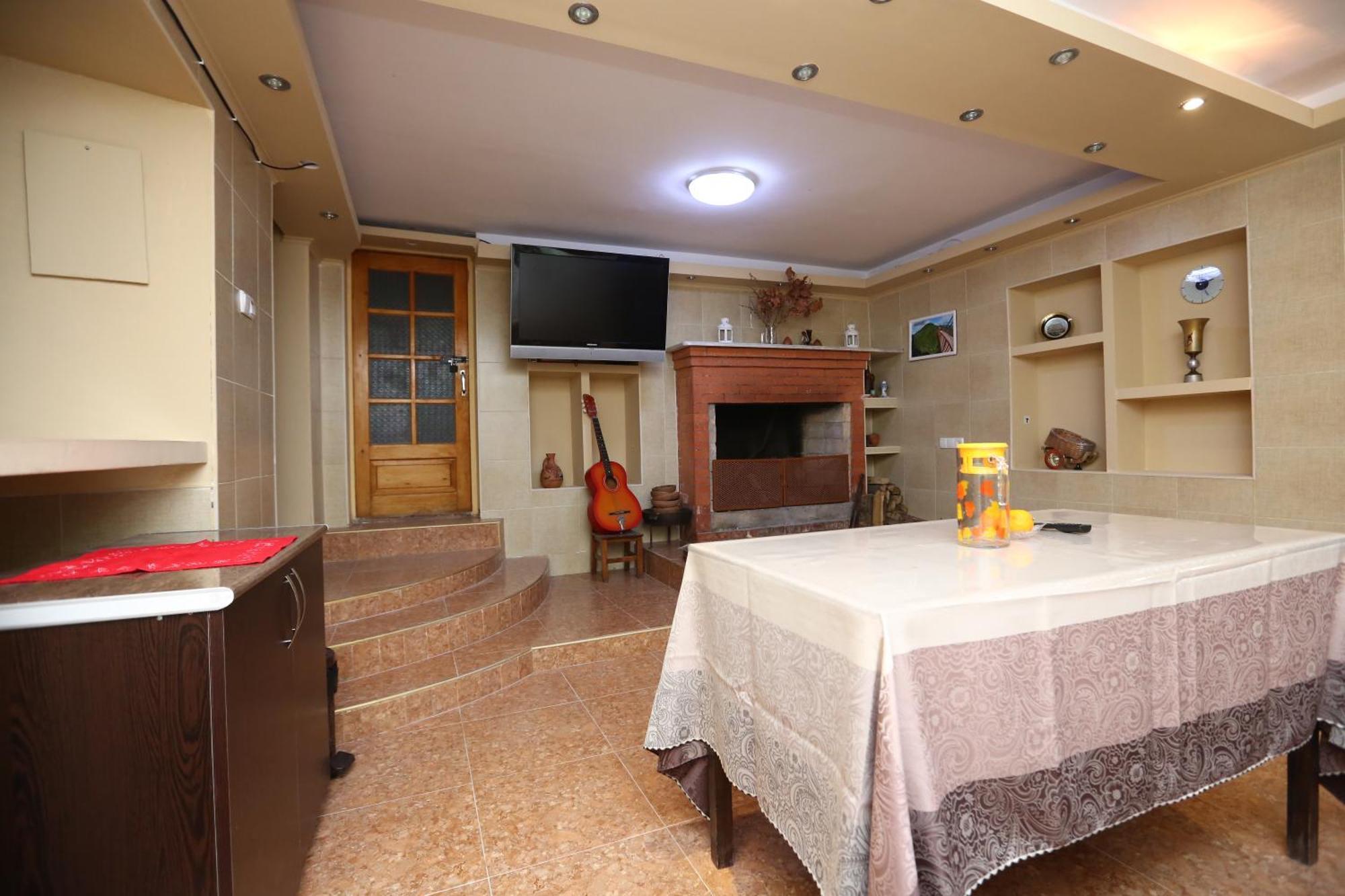 Feola Hostel Kutaisi Ngoại thất bức ảnh