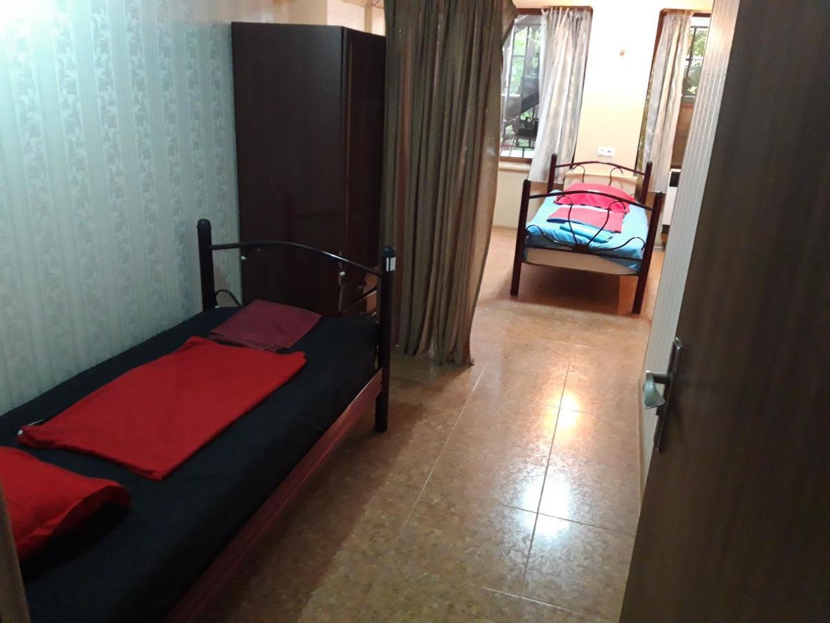 Feola Hostel Kutaisi Ngoại thất bức ảnh