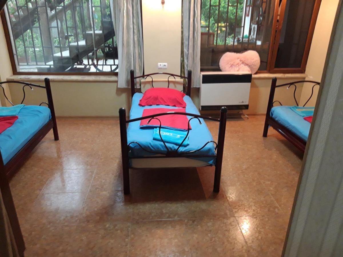Feola Hostel Kutaisi Ngoại thất bức ảnh